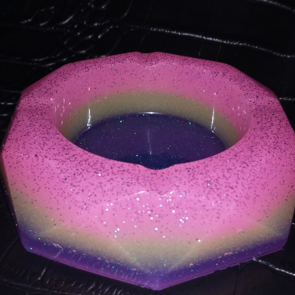 Resin Ashtray - Picture 2 of 4
